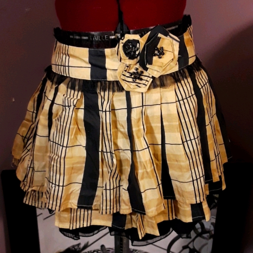 FOREVER 21 TWIST Plaid ruffled skirt size small